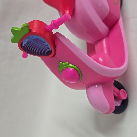 Strawberry Shortcake Scooter Pink Rolling Wheels NICE Condition 2015 TCFC - Picture 6 of 14
